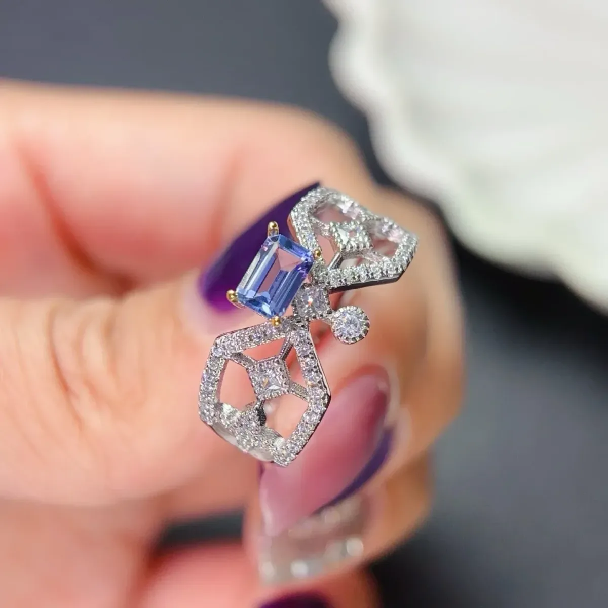 violet blue color of the tanzanite ring stone